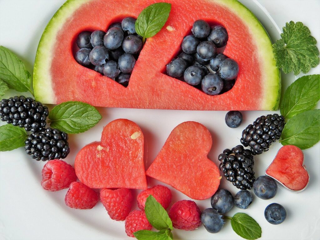 gesunde Ernährung frisches Obst Melona Beeren warum Gesunde Ernährung wichtig Vorteile
