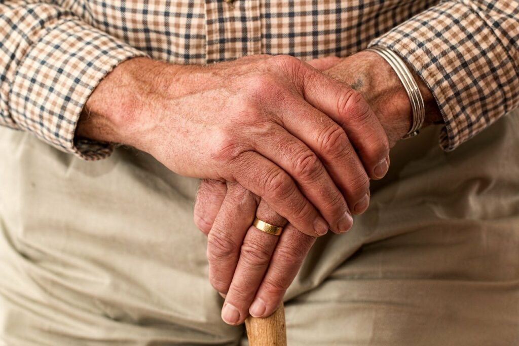 Rentner alt Krückstock Welche Fitnessgeräte bei Osteoporose