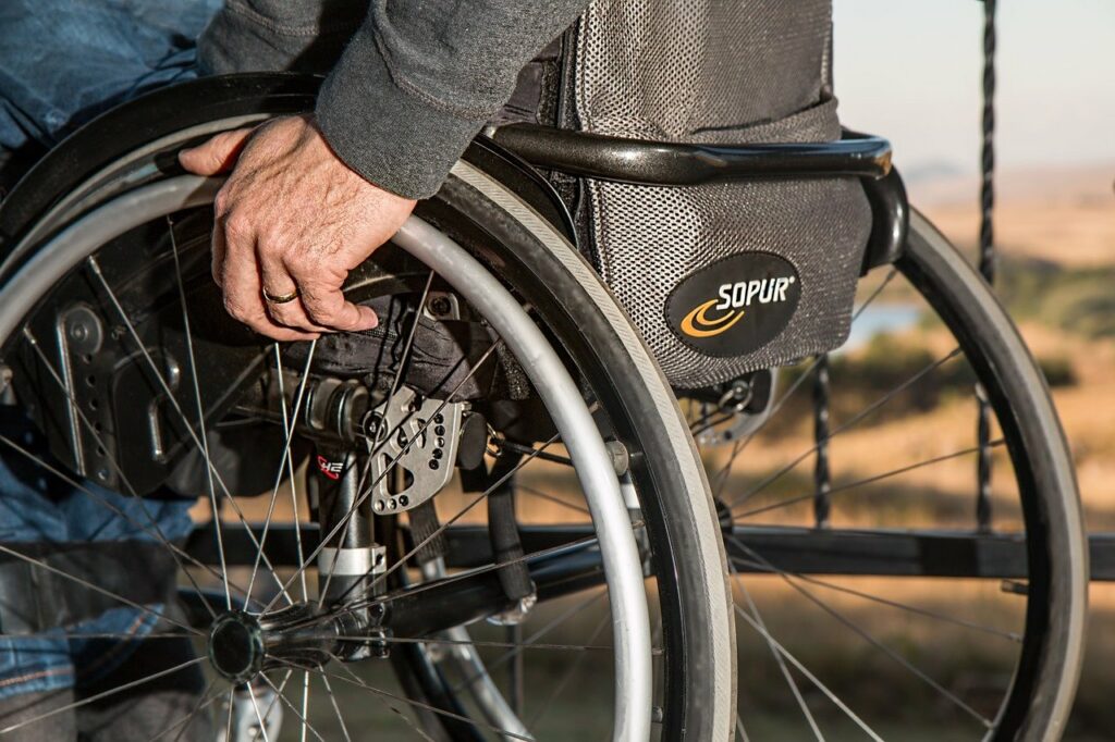 Alter Mann im Rollstuhl Sitzgymnastik für Senioren im Rollstuhl