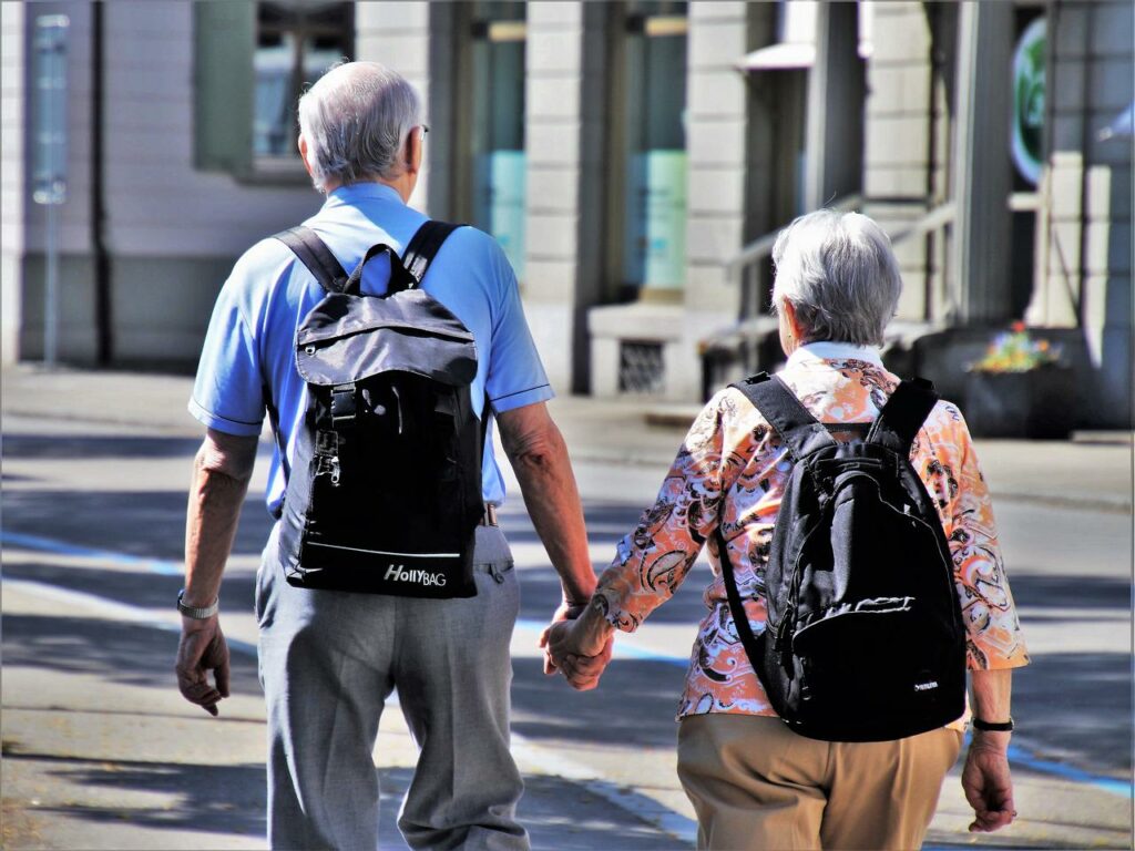 Rentner Senioren in Stadt unterwegs Lohnt sich ein Seniorenfahrzeug