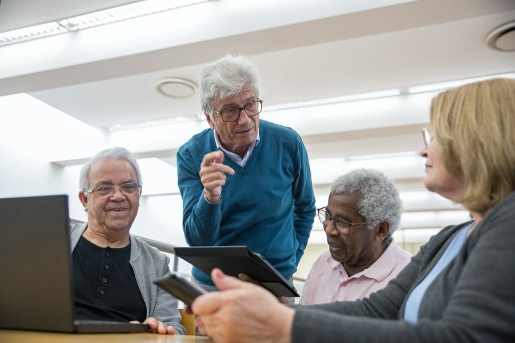 alte Menschen beschäftigen sich mit Tablets Aktivitäten für Demenzpatienten Tipps und Ideen