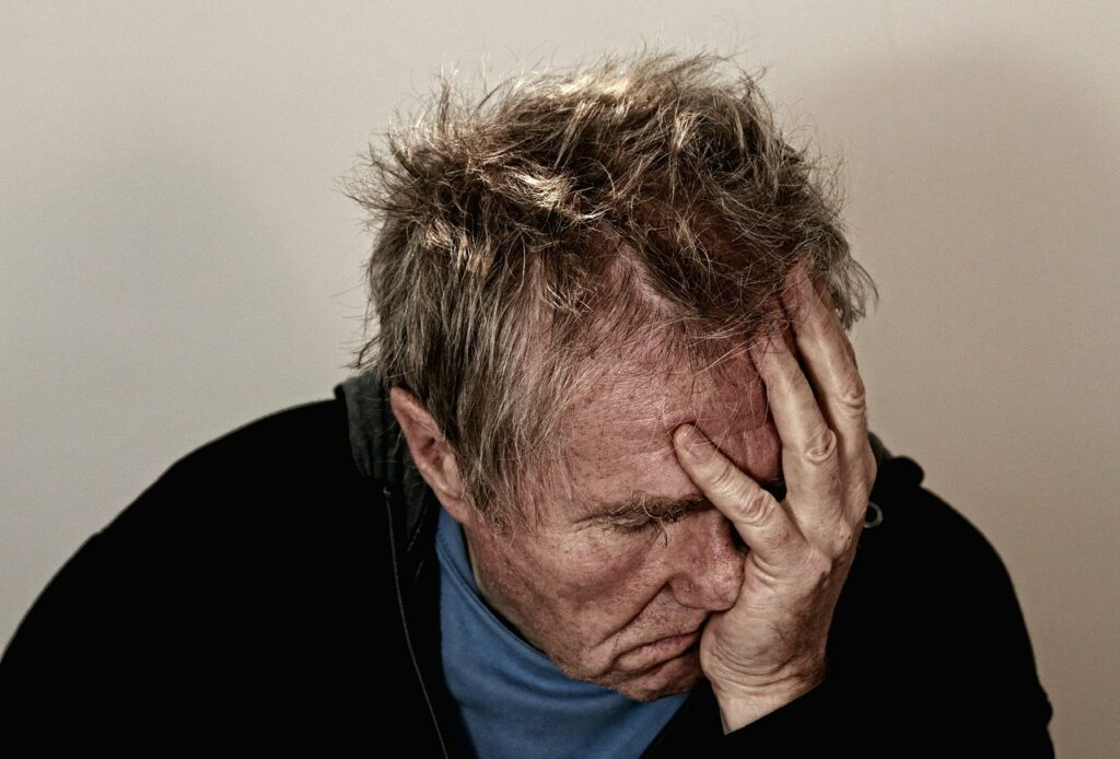 alter Mann traurig depressiv Psychisches Wohlbefinden bei älteren Menschen