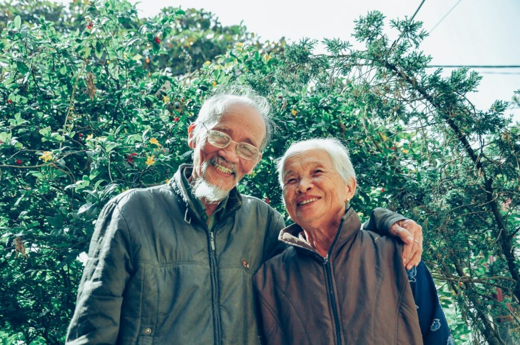altes Ehepaar glücklich Gefühle und Bedürfnisse von Senioren verstehen