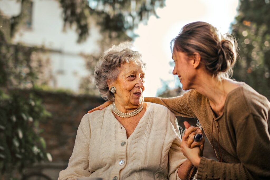 Großmutter und Tochter im Garten 5 Hautpflege-Tipps für Senioren Darauf achten!