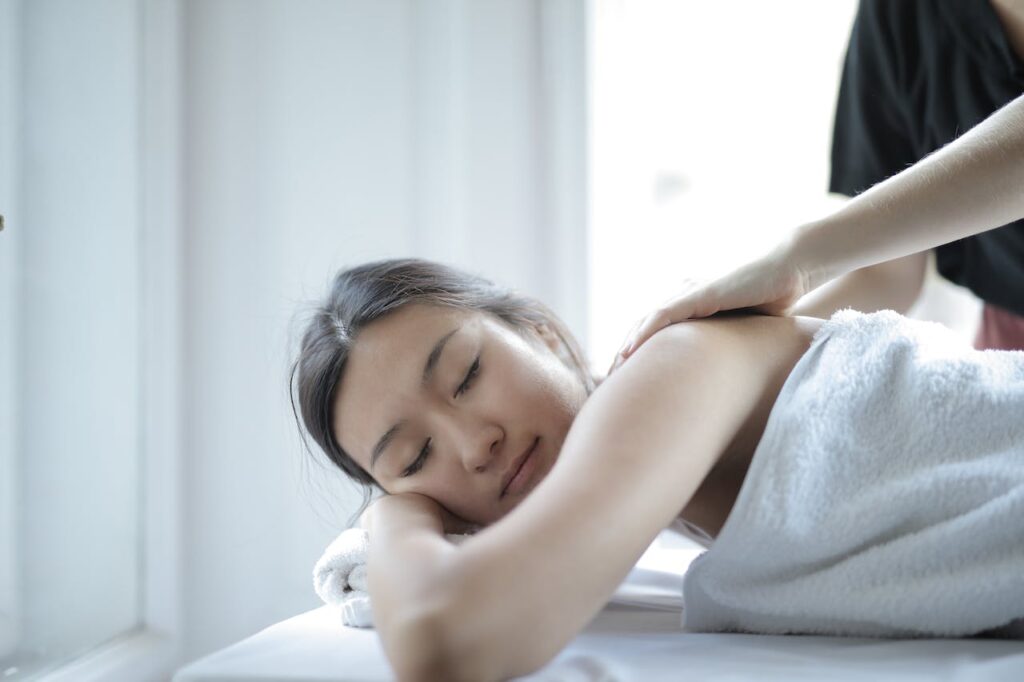 Massage für junge Dame Nackenmassagegerät sinnvoll