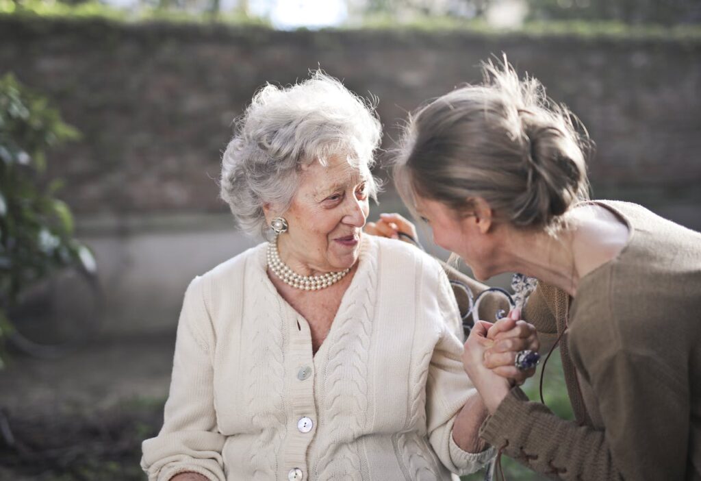 junge Frau kümmert sich um Seniorin Seniorenbetreuung zu hause Wie den passenden Dienstleister finden
