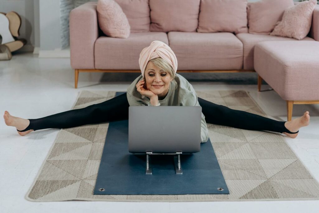 Frau macht Sport vor ihrem Laptop Digitales Fitness-Training Wie läuft das ab