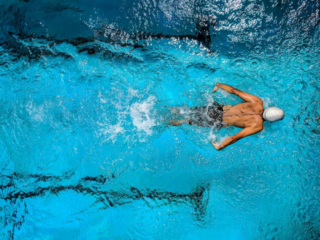 Mann schwimmen Fitness Der ungebrochene Wille von Sportlern Tipps zur Motivation
