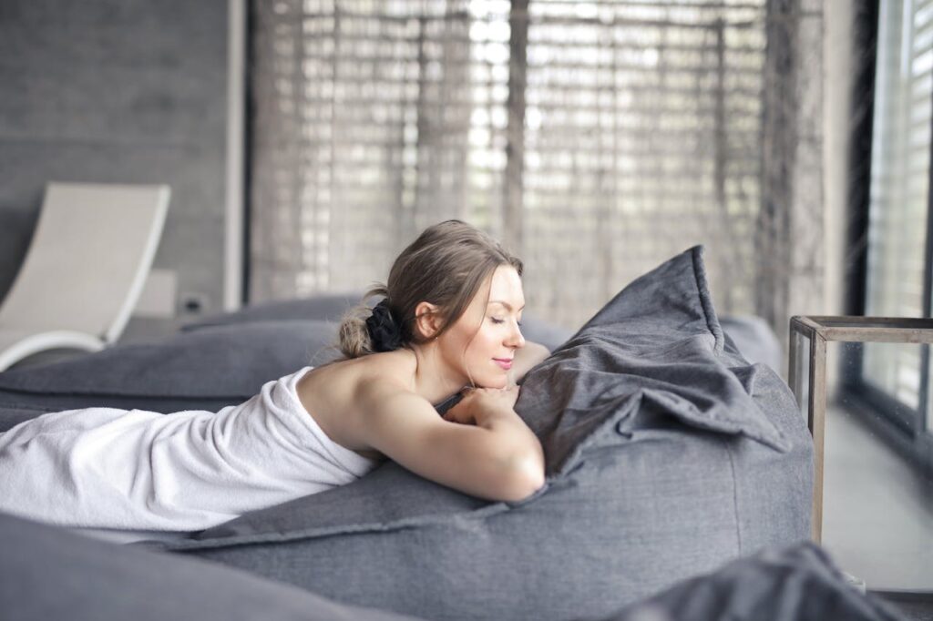 Frau Entspannung Bett Wellness Frequenztherapie Was ist das Studienlage und mehr