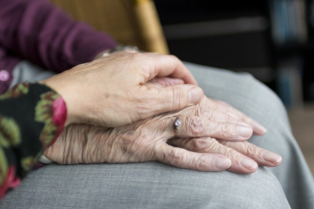Hand in Hand altes Ehepaar Zubehör für die Pflege von Angehörigen daheim Praktische Helfer für mehr Sicherheit und Entlastung