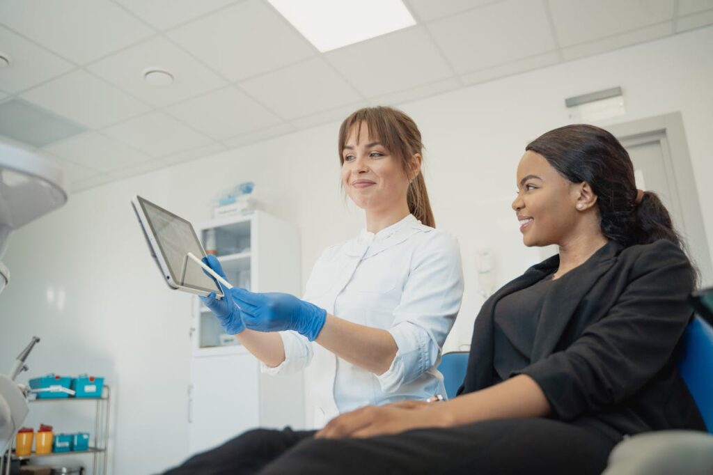Frau Ärztin Patientin afroamerikanisch kulturell divers Digitalisierung in der Arztpraxis – Zwischen Risiken und Chancen