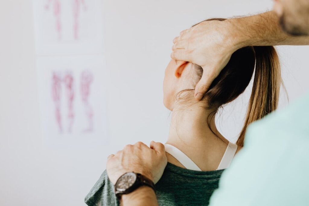 Reha Patientin Übung Elektrische Stimulation als Therapie bei neurologischen Erkrankungen