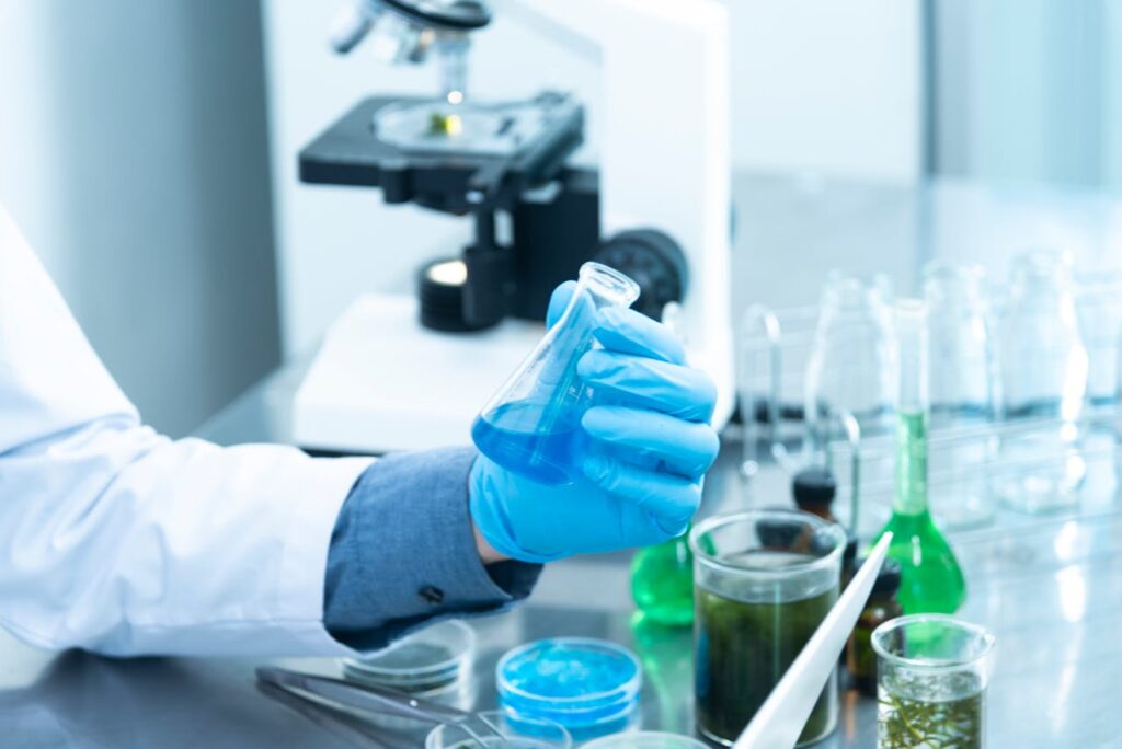 Labor Untersuchung Kratom und Medizintechnik – Pharmakologie, Diagnostik und High-Tech-Anwendungen